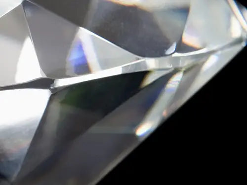 4cs cut clarity color and carat characteristics that make up a diamond